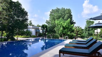 Piscine couverte, piscine extérieure, chaises longues