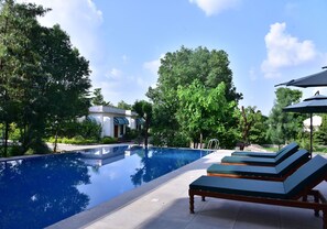 Indoor pool, outdoor pool, sun loungers - Clarks Safari Ranthambore (Sawai Madhopur)