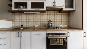 City Apartment | Private kitchen | Full-sized fridge, oven, stovetop, dishwasher