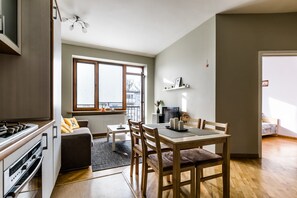 Full-sized fridge, oven, stovetop, dishwasher