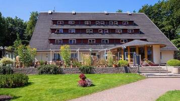 Experience the charm of this traditional hotel with its welcoming balconies, lush greenery, and beautifully maintained grounds.