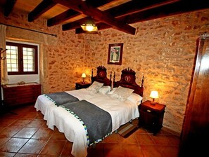 4 bedrooms, in-room safe, iron/ironing board, WiFi