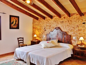 4 chambres, coffres-forts dans les chambres, fer et planche à repasser