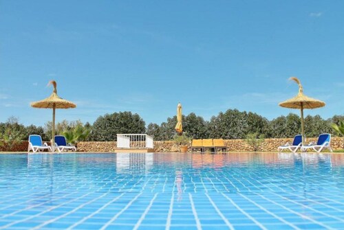 LĂ€ndliches Anwesen mit Pool und professionellem Tennisplatz