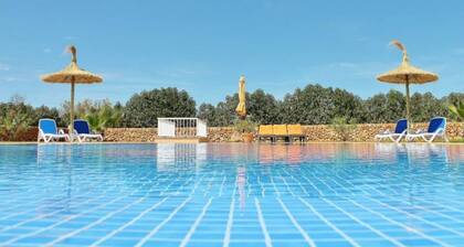 Domaine rural avec piscine et court de tennis professionnel