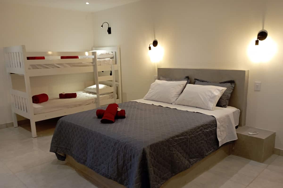 Habitación cuádruple Deluxe, varias camas | Ropa de cama de alta calidad, camas con pillow-top y minibar