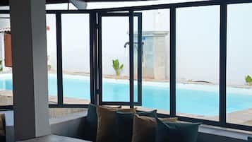 Alberca al aire libre, acceso de 09:00 a 20:00, y camastros