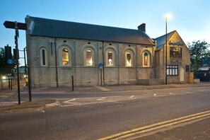 المنشأة من الخارج