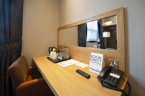 Hypo-allergenic bedding, desk, laptop workspace, iron/ironing board - Sandford House Hotel by Wetherspoon  (Huntingdon)