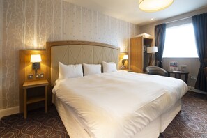Hypo-allergenic bedding, desk, laptop workspace, iron/ironing board - Sandford House Hotel by Wetherspoon  (Huntingdon)