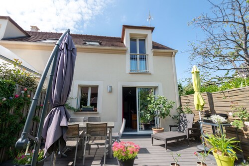 Bright house near the Castle, the park, the city center, the train station