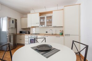 Appartement, 2 chambres | Cuisine privée | Grand réfrigérateur, micro-ondes, four, plaque de cuisson