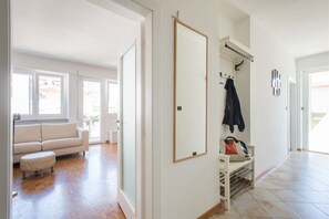 Apartment, 2 Schlafzimmer | Wohnbereich | Fernseher