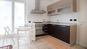 Appartement, 1 chambre | Cuisine privée | Grand réfrigérateur, four, plaque de cuisson