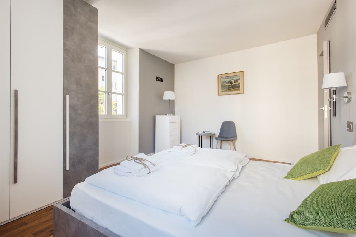 Iron/ironing board, WiFi (free), bed sheets