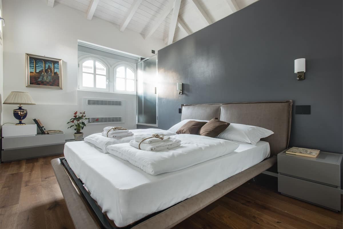 Iron/ironing board, WiFi (free), bed sheets