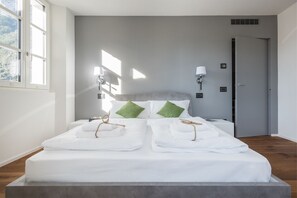 Setrika/meja setrika, Wi-Fi gratis, dan seprai linen