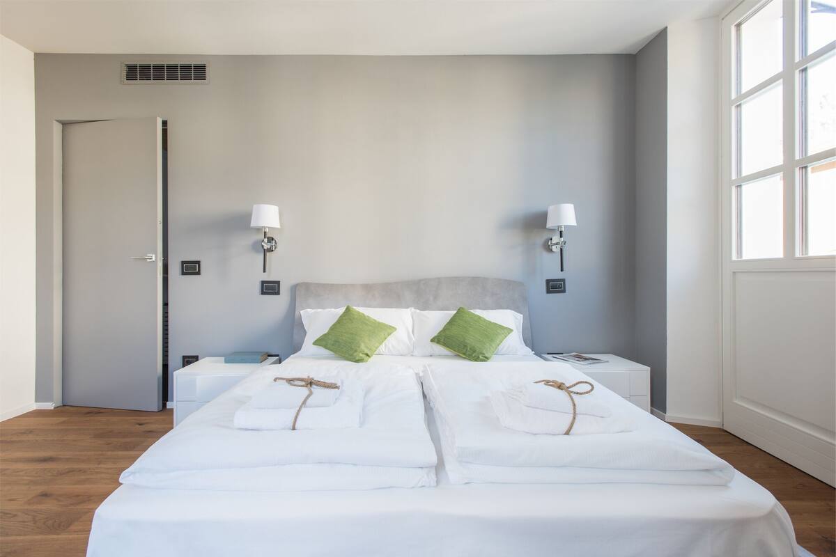 Iron/ironing board, WiFi (free), bed sheets