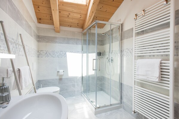 Apartment, 3 Schlafzimmer | Badezimmer | Dusche, Regendusche, Haartrockner, Bidet