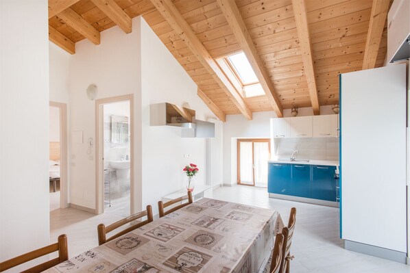 Appartement, 3 chambres | Restauration dans la chambre