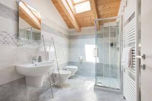 Apartment, 3 Schlafzimmer | Badezimmer | Dusche, Regendusche, Haartrockner, Bidet