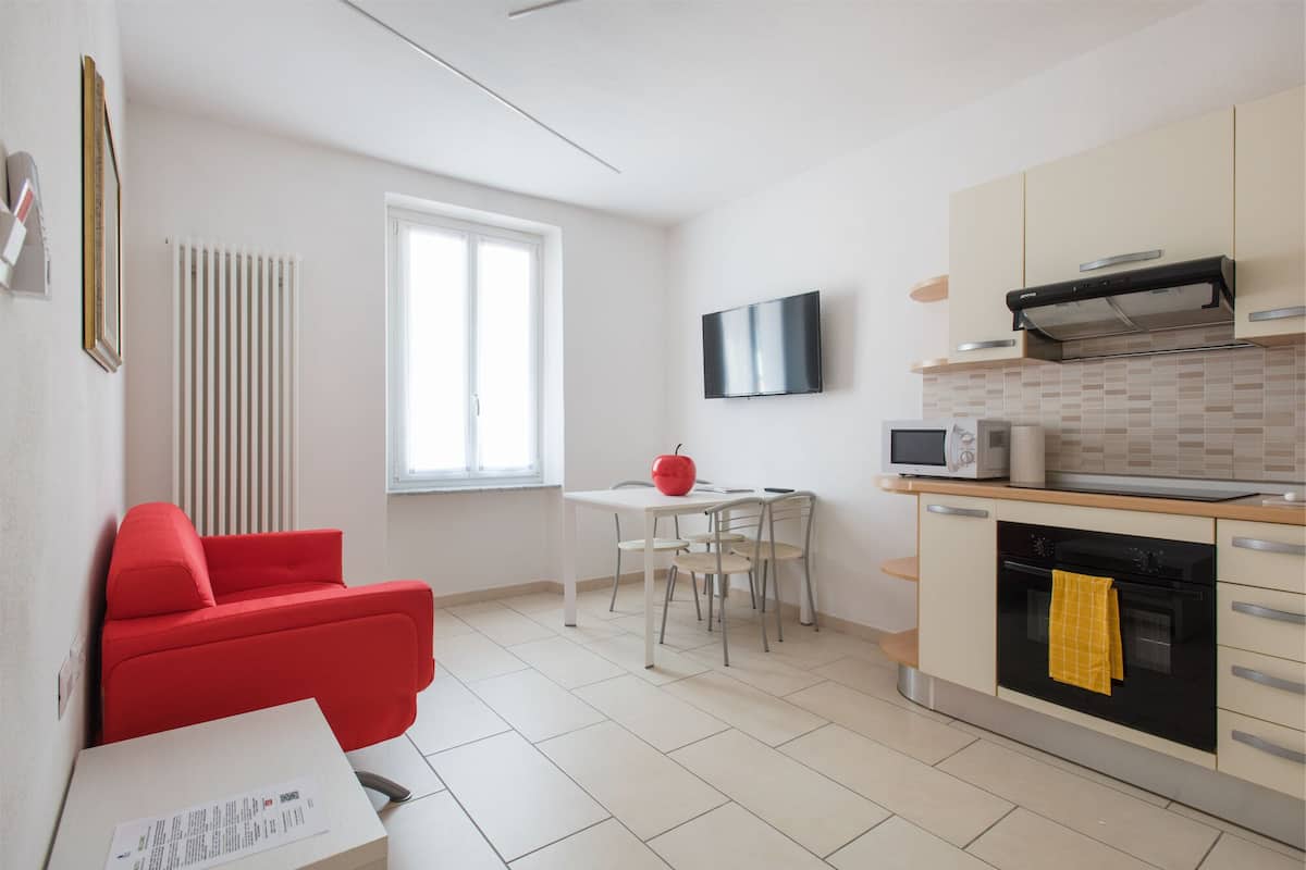 Apartamento, 1 quarto (Rosso) | Área de estar | TV de tela plana