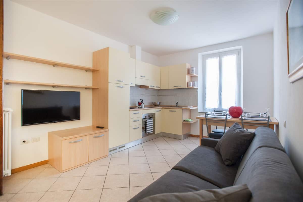 Apartamento, 1 quarto (Giallo) | Área de estar | TV de tela plana