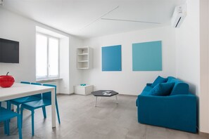 Apartment, 2 Schlafzimmer (Azzurro) | Wohnbereich | Flachbildfernseher