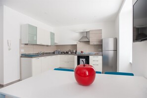 Apartment, 2 Schlafzimmer (Azzurro) | Eigene Küche | Großer Kühlschrank, Mikrowelle, Ofen, Herdplatte