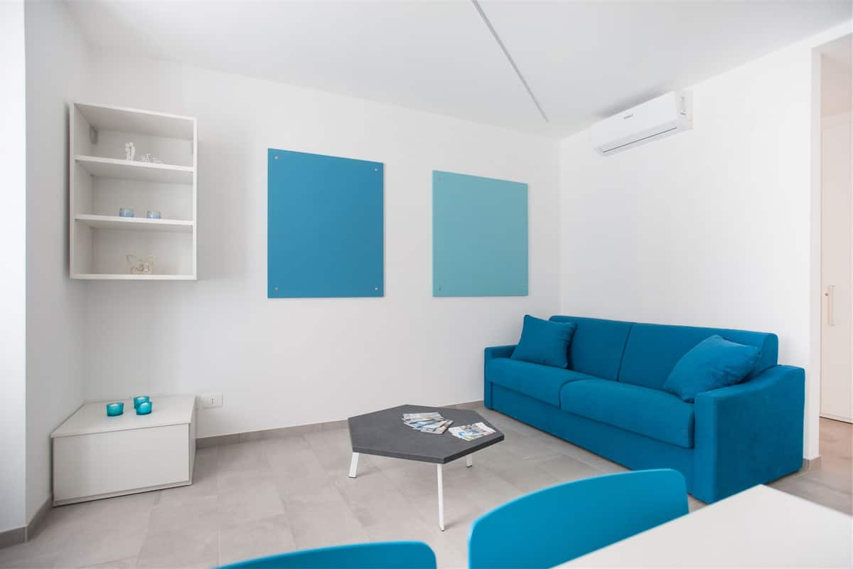 Apartamento, 2 quartos (Azzurro) | Área de estar | TV de tela plana