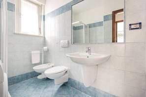 Apartamento, 1 quarto | Banheiro | Chuveiro, chuveiro com efeito de chuva, secador de cabelo, bidê