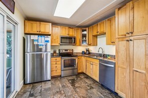 Geladeira, micro-ondas, fogão, cooktop