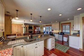 Fridge, microwave, oven, stovetop - Heaven on Ocracoke - Ocracoke Island (Ocracoke)