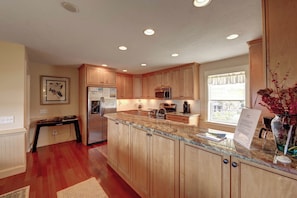 Fridge, microwave, oven, stovetop - Jack's Place - Ocracoke Island (Ocracoke)
