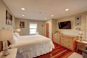 2 bedrooms, desk, iron/ironing board, WiFi