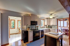 ثلاجة، ميكروويف، فرن، موقد طهي مسطح