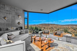 Televisión, chimenea, libros y estéreo 