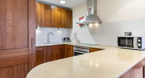 Căn hộ, 2 phòng ngủ | Bếp riêng | Tủ lạnh, lò vi sóng, lò nướng, bếp nấu 