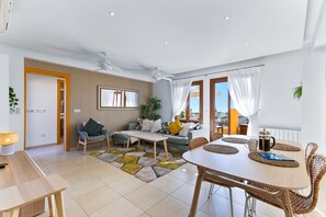 Appartement, 2 slaapkamers | Woonruimte | Flatscreentelevisie