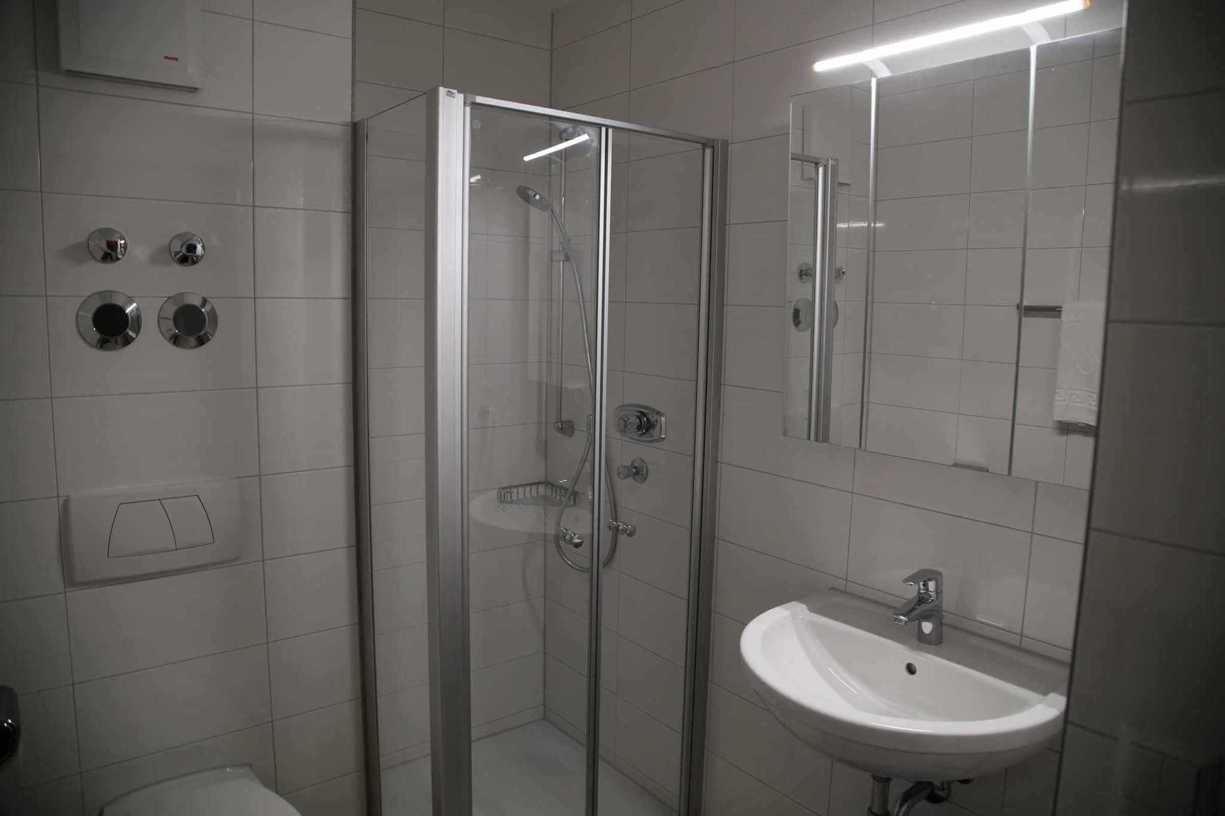 Dusche, Handtücher, Seife, Toilettenpapier