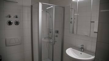 Dusche, Handtücher, Seife, Toilettenpapier