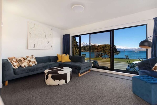 Living area - Tahuna Lakefront Luxury (Queenstown)