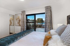 Room - Tahuna Lakefront Luxury (Queenstown)
