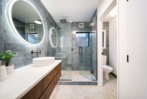 Combined shower/bathtub, hair dryer, towels - Tahuna Lakefront Luxury (Queenstown)