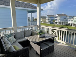 Property grounds - 4 Bedroom Cottage in Pointe West, Galveston. 2 Resort Pools. No cars on beach (Galveston)