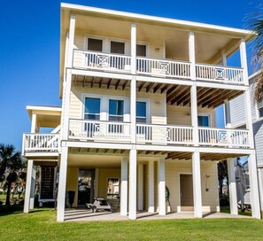 Exterior - 4 Bedroom Cottage in Pointe West, Galveston. 2 Resort Pools. No cars on beach (Galveston)