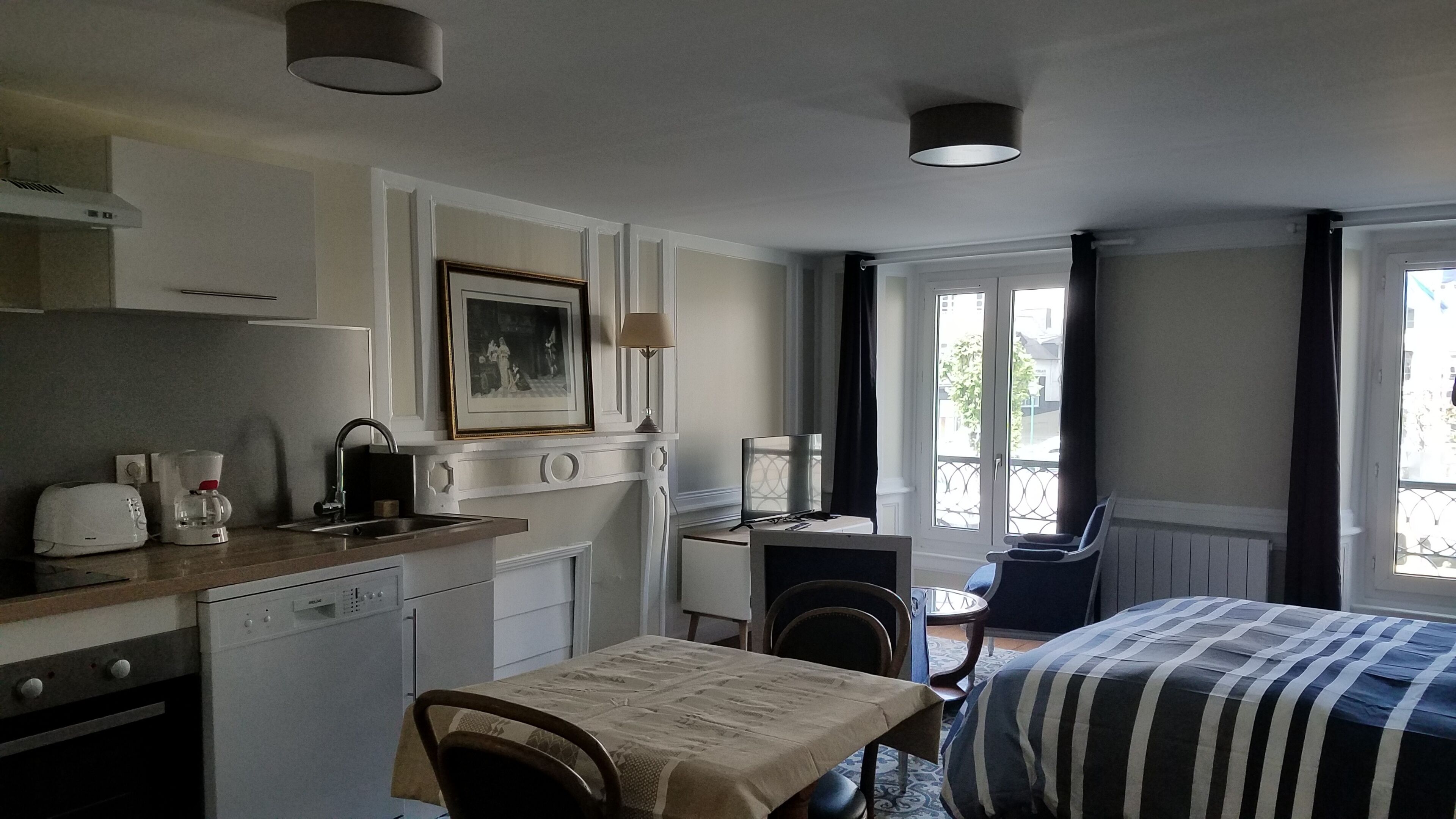 Studio – comfort | Oppholdsrom | En 80-centimeters Flatskjerm-TV med digitale kanaler samt TV