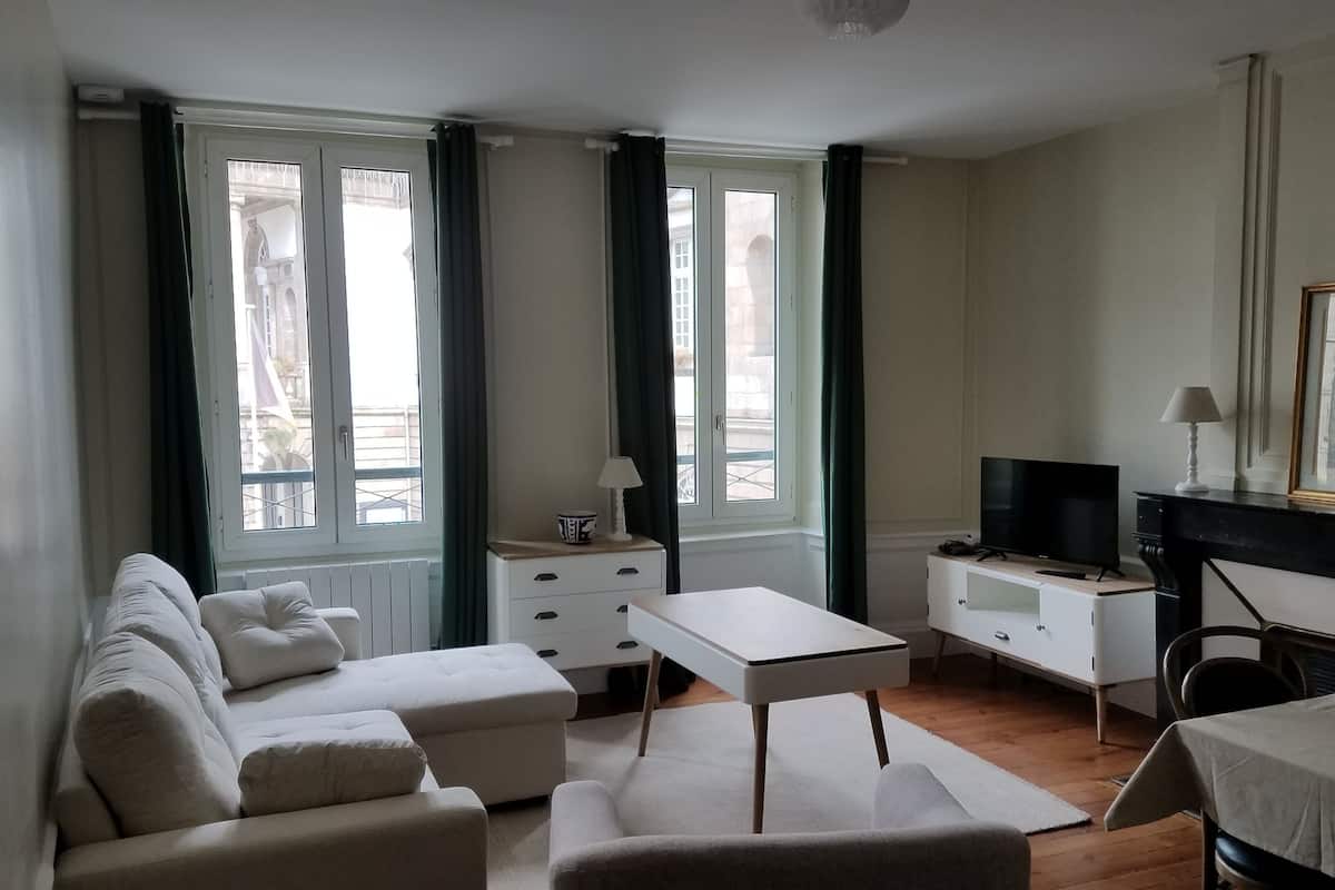 Apartamento Deluxe | Sala de estar | Televisión de pantalla plana de 80 cm con canales digitales
