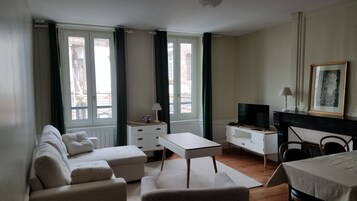 Deluxe Apartment | Living room | 80-cm flat-screen TV with digital channels, TV