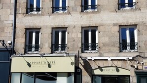 Fachada de hotel com várias janelas, entrada no andar térreo e placa com a inscrição "APPART'HOTEL DE LA MAIRIE".